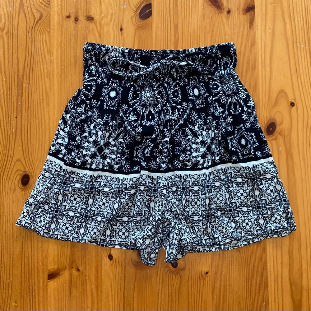 Xhilaration Women’s Extra Small Cute Flowy Shorts